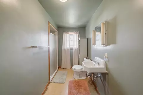 Bath - 17870 Clover Rd, Morrison, IL 61270 photo 1 of 3