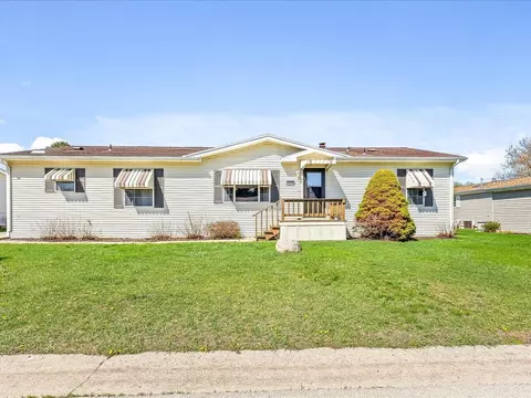 8686 Dutch Elm Ct, Roscoe, IL 61073