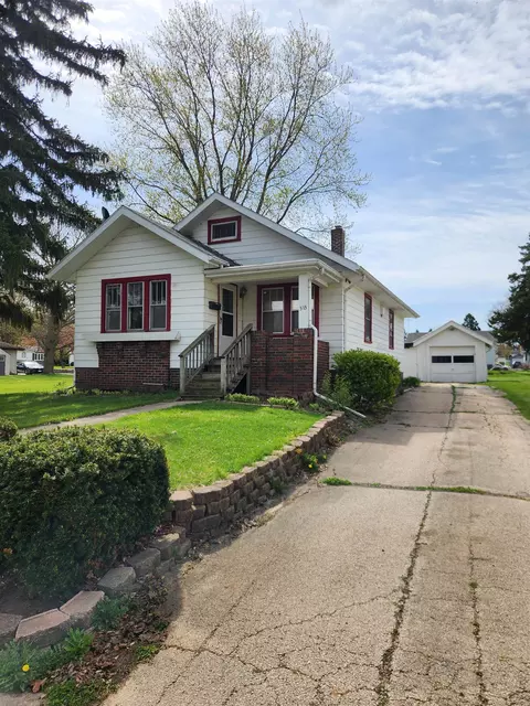 515 W Dewey St, Freeport, IL 61032