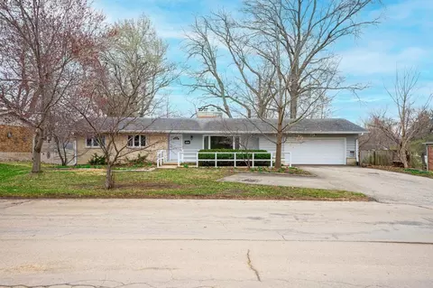 1407 Bolkinwood Dr, Freeport, IL 61032