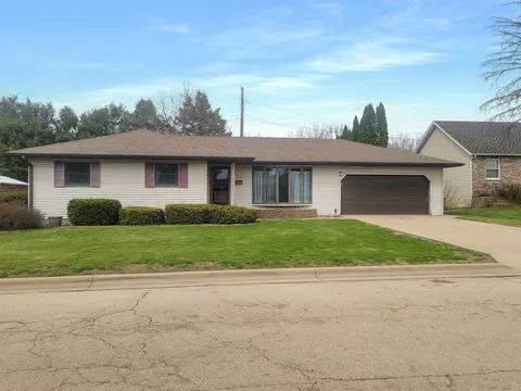 445 Peach St, East Dubuque, IL 61025