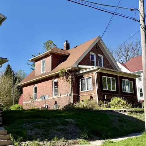 16 Van St, Savanna, IL 61074