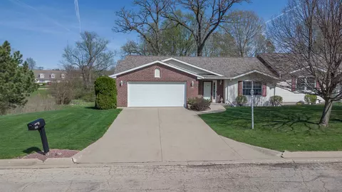 741 Parkcrest Dr, Freeport, IL 61032