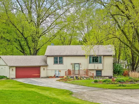 9701 Shore Ct, Machesney Park, IL 61115