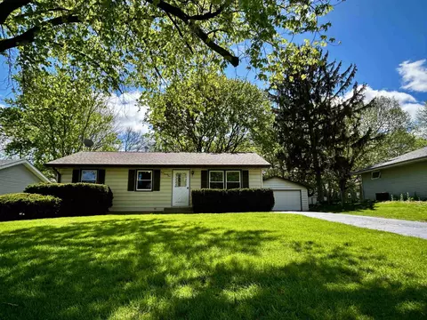 425 11th St, Pecatonica, IL 61063