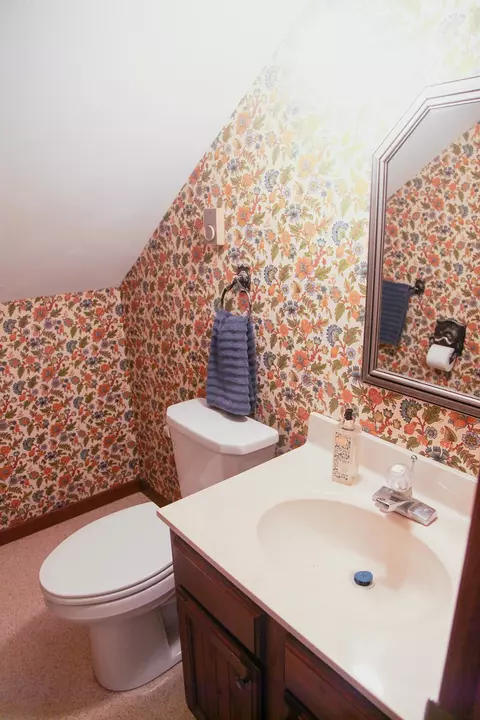 Bath - 2648 Shepard Dr, Freeport, IL 61032 photo 1 of 2