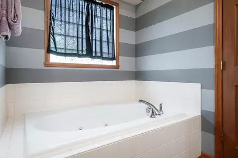 Bath - 640 Par Pl, Belvidere, IL 61008 photo 2 of 3