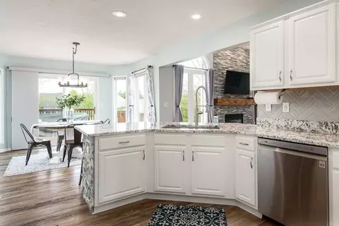 Kitchen - 640 Par Pl, Belvidere, IL 61008 photo 3 of 5
