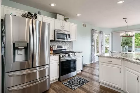 Kitchen - 640 Par Pl, Belvidere, IL 61008 photo 4 of 5