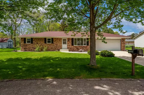 9804 Debbie Ln, Machesney Park, IL 61115