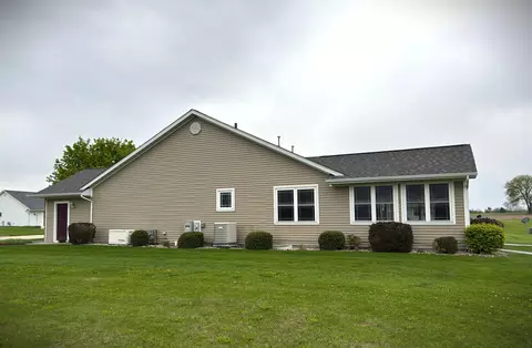 512 Thomas Ave, Winnebago, IL 61088 photo 3