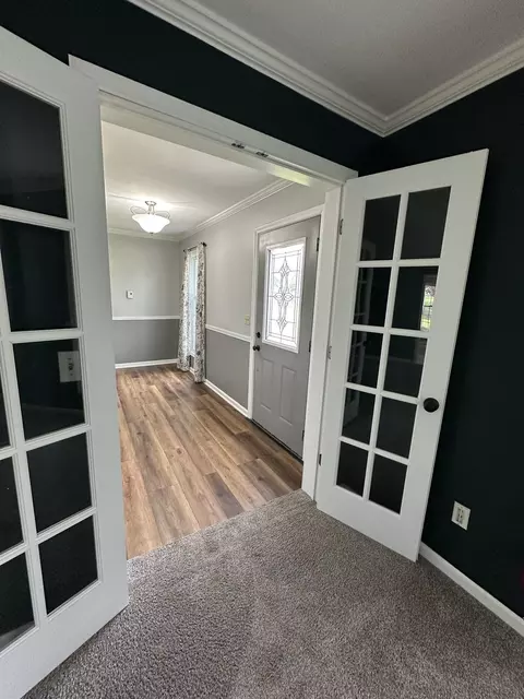 Entry Way - 253 Park Crest Dr, Freeport, IL 61032 photo 2 of 5