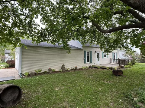 Exterior - 253 Park Crest Dr, Freeport, IL 61032 photo 6 of 11