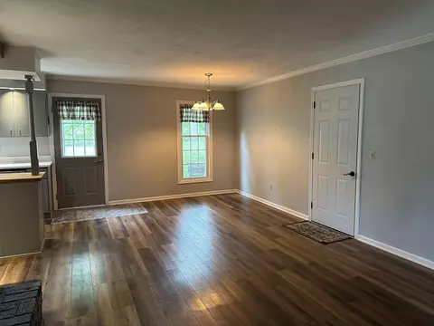 Living - 253 Park Crest Dr, Freeport, IL 61032 photo 7 of 8