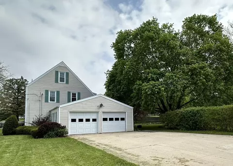 Exterior - 253 Park Crest Dr, Freeport, IL 61032 photo 5 of 11