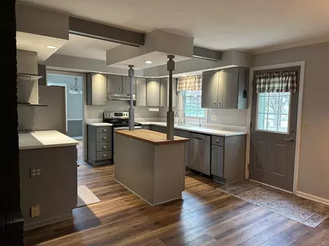 Kitchen - 253 Park Crest Dr, Freeport, IL 61032 photo 4 of 6