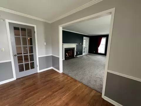 Living - 253 Park Crest Dr, Freeport, IL 61032 photo 6 of 8