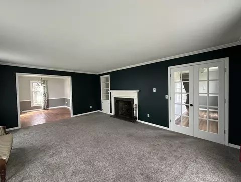 Living - 253 Park Crest Dr, Freeport, IL 61032 photo 2 of 8