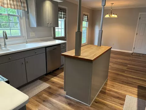 Kitchen - 253 Park Crest Dr, Freeport, IL 61032 photo 5 of 6