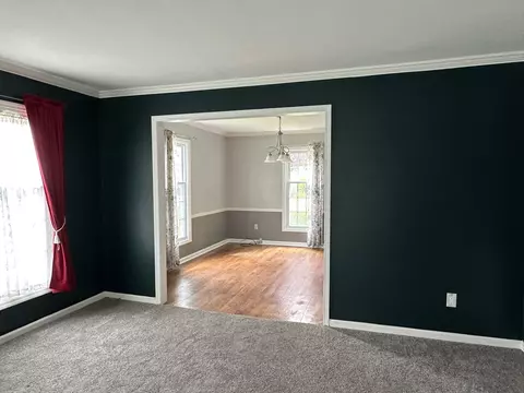Living - 253 Park Crest Dr, Freeport, IL 61032 photo 5 of 8
