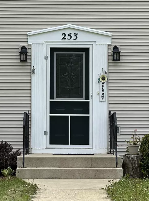 Exterior - 253 Park Crest Dr, Freeport, IL 61032 photo 4 of 11