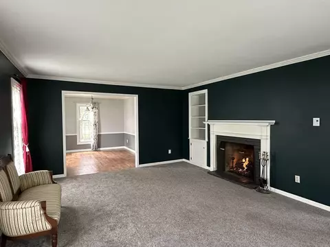 Living - 253 Park Crest Dr, Freeport, IL 61032 photo 4 of 8