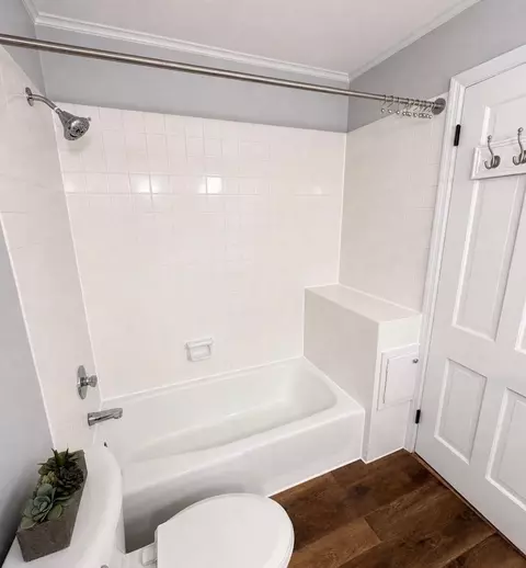 Bath - 253 Park Crest Dr, Freeport, IL 61032 photo 3 of 4