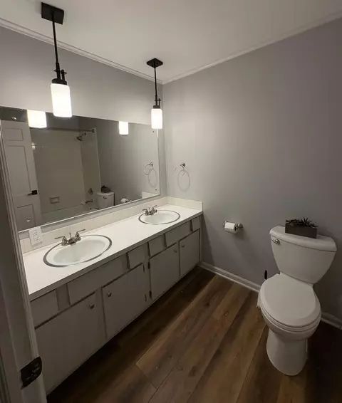 Bath - 253 Park Crest Dr, Freeport, IL 61032 photo 2 of 4