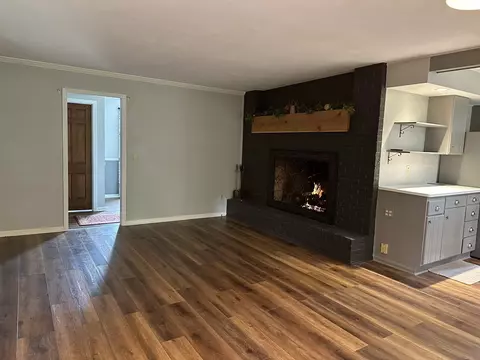 Living - 253 Park Crest Dr, Freeport, IL 61032 photo 8 of 8