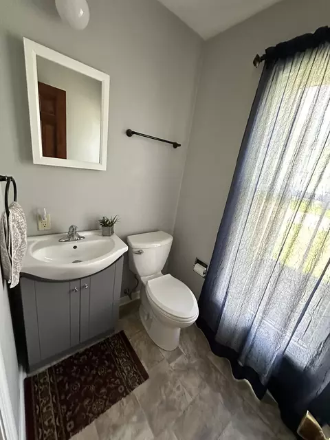Bath - 253 Park Crest Dr, Freeport, IL 61032 photo 1 of 4