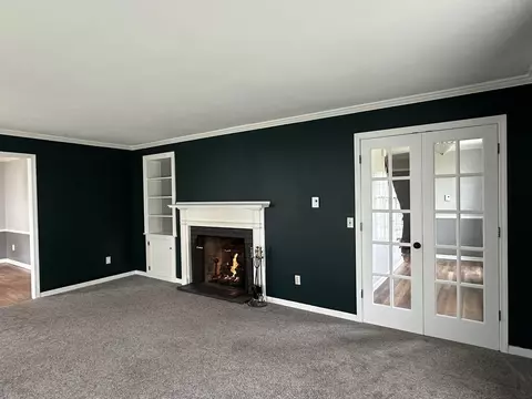 Living - 253 Park Crest Dr, Freeport, IL 61032 photo 1 of 8