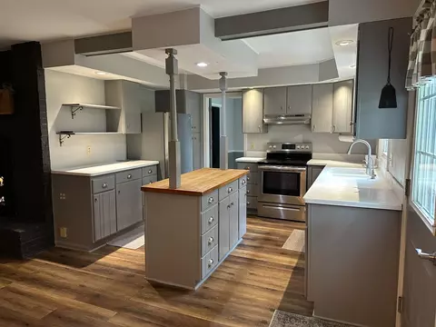 Kitchen - 253 Park Crest Dr, Freeport, IL 61032 photo 1 of 6