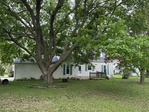 Exterior - 253 Park Crest Dr, Freeport, IL 61032 photo 7 of 11