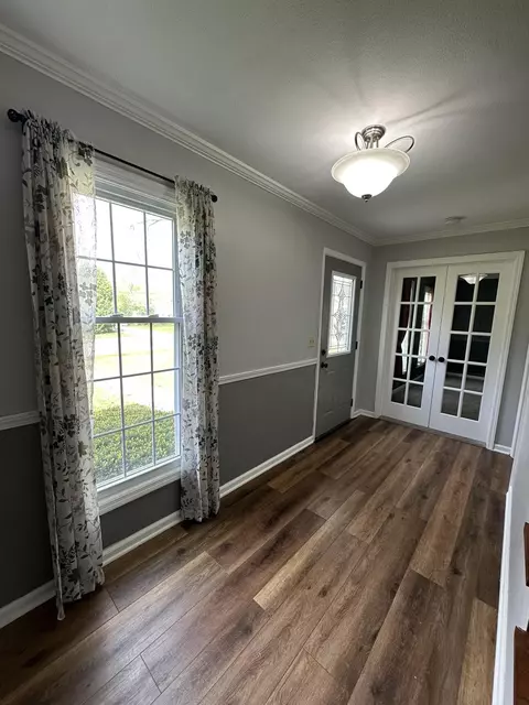 Entry Way - 253 Park Crest Dr, Freeport, IL 61032 photo 1 of 5
