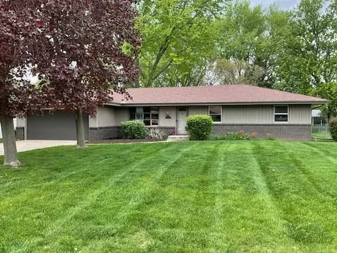 4586 Comet Dr, Machesney Park, IL 61115