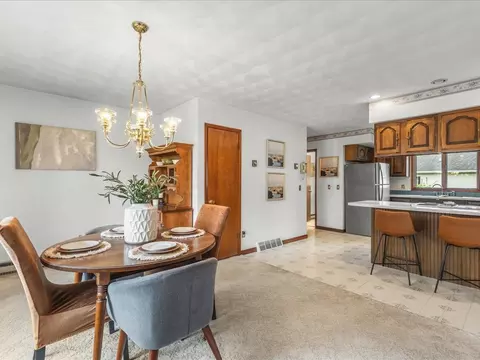 Dining - 632 Hickory Ct, Lake Summerset, IL 61019 photo 2 of 4