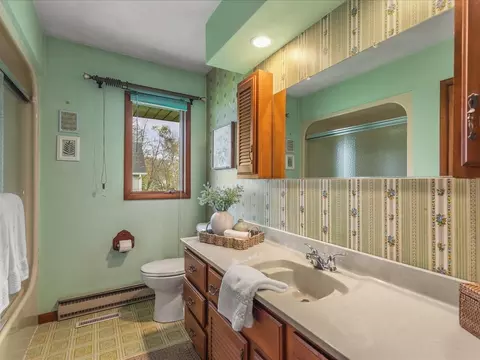 Bath - 632 Hickory Ct, Lake Summerset, IL 61019 photo 2 of 3