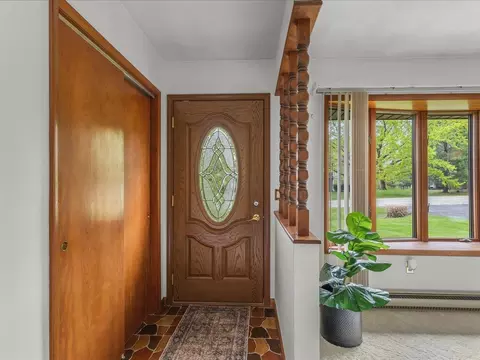 Entry Way - 632 Hickory Ct, Lake Summerset, IL 61019 photo 2 of 2