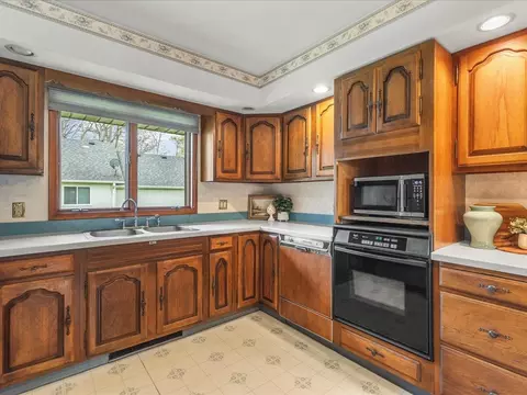 Kitchen - 632 Hickory Ct, Lake Summerset, IL 61019 photo 5 of 6