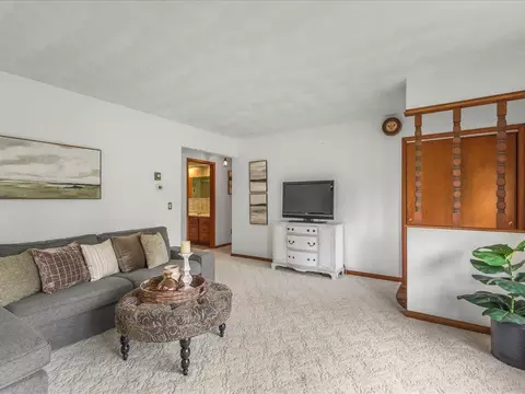Living - 632 Hickory Ct, Lake Summerset, IL 61019 photo 2 of 6