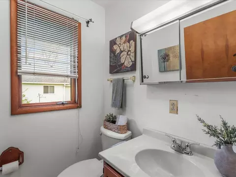 Bath - 632 Hickory Ct, Lake Summerset, IL 61019 photo 1 of 3