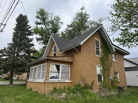 131 Third St, Savanna, IL 61074