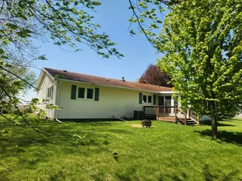Exterior - 2267 Eagle Dr, Freeport, IL 61032 photo 5 of 6