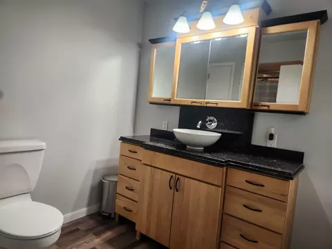 Bath - 2267 Eagle Dr, Freeport, IL 61032 photo 1 of 2