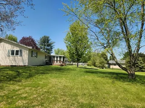 Exterior - 2267 Eagle Dr, Freeport, IL 61032 photo 4 of 6