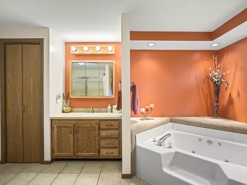 Bath - 210 Lake Summerset Rd, Lake Summerset, IL 61019 photo 2 of 5