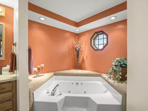 Bath - 210 Lake Summerset Rd, Lake Summerset, IL 61019 photo 3 of 5