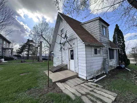 2855 W Florence Rd, Freeport, IL 61032