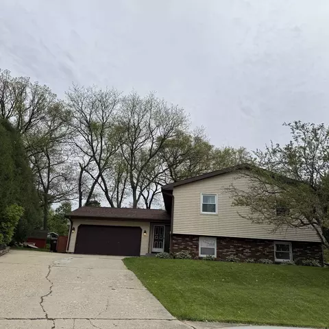 2041 Winchester Dr, Freeport, IL 61032