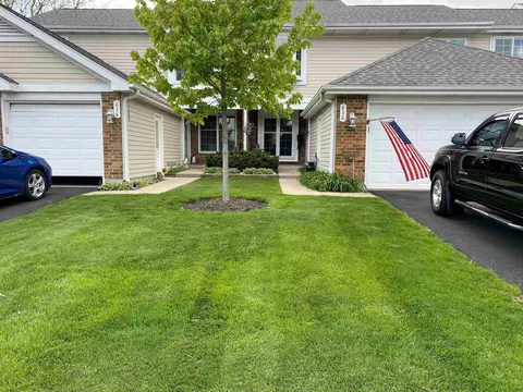 836 Golf Course Rd, Crystal Lake, IL 60014